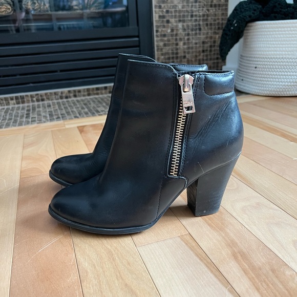 Heeled ankle boots - Picture 3 of 3